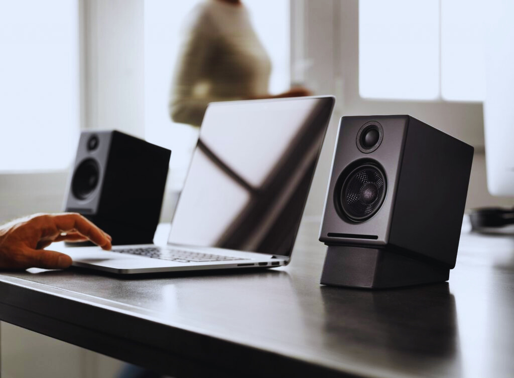 Como configurar los parlantes de mi pc